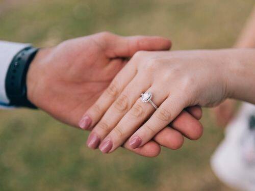Jak znaleźć idealny pierścionek zaręczynowy: Definitywny przewodnik po zakupie najlepszego pierścionka