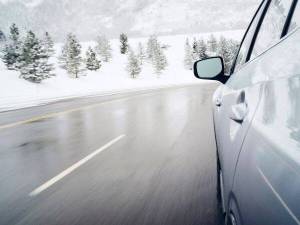 Zimowa jazda - jak uniknąć niebezpieczeństwa na drodze?